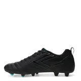 Championes de fútbol Umbro modelo Vision HG, color negro con detalles en turquesa. Presentan un diseño con costuras en la puntera para mayor control y tapones diseñados para superficies de césped natural o sintético.