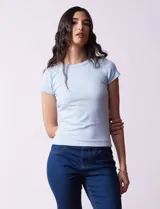 Remera negra de tejido acanalado, marca Cyrus, con escote a la base y manga corta.