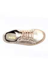 Deportivo de cuero liso color caramelo, con cordones beige y suela blanca. Presenta un detalle metalizado plateado en el talón.
