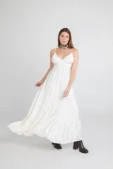 Vestido largo color blanco de seda con escote en V y volados en el ruedo.