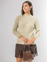 Sweater de punto color beige con diseño de ochos en el frente y mangas raglán. Presenta cuello redondo alto y puños acanalados.