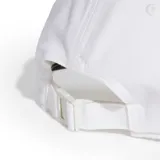 Gorra deportiva Adidas AEROREADY de cinco paneles en color blanco con el logo de la marca en negro al frente y ribete negro en la visera.