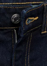 Jeans de tiro alto y corte recto, confeccionados en tejido de algodón estilo tejano vaquero en color azul oscuro con lavado rinse. Presentan cierre frontal con cremallera y botón, trabillas para cinturón y diseño clásico de cinco bolsillos.