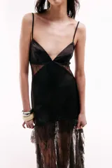 Vestido largo marrón con escote en V, breteles finos regulables y detalles de encaje en los laterales y el ruedo.