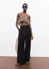 Top strapless de corte crop con diseño de volados y estampado animal print de leopardo.