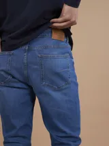 Jean de calce slim fit, color azul medio.