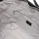 Cartera grande negra de PU (cuero sintético) con doble asa, cierre superior y forro interior textil. Incluye bolsillo interno con cierre y cintas laterales para ajustar el tamaño.