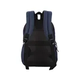 Mochila azul marino con bolsillo frontal con cierre, bolsillo lateral de red y logo estampado en blanco. Incluye correas acolchadas y asa superior.