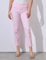 Pantalón color beige de gabardina elastizada, marca Zac & Rachel. Corte recto, pretina ancha pespunteada y largo al tobillo.