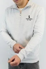 Buzo gris claro melange de algodón con felpa, cuello alto con medio cierre y logo Duxon Jeans bordado en el pecho.