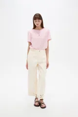 Pantalón jean slouchy de tiro alto, color natural, con detalle de bordadoado en el borde inferior.