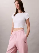 Jogger de felpa Calvin Klein color rosado, de corte tapered con cintura elástica, bolsillos laterales y bajos de canalé. Cuenta con un pequeño monograma estampado en la pierna.