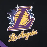 Short deportivo rojo con cintura elástica ajustable con cordón, bolsillos laterales y logo del equipo de baloncesto Chicago Bulls estampado en la pierna izquierda.