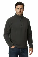 Buzo de polar color negro, con cuello alto y cierre frontal parcial.