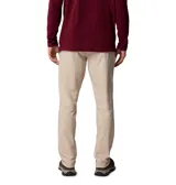 Pantalón tipo chino de corte recto, confeccionado en tejido técnico con tecnología Omni-Shield que repele la humedad y las manchas. Presenta bolsillos laterales, bolsillos traseros y presillas para cinturón.