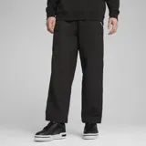 Pantalón cargo Puma de corte relajado, color negro, con bolsillos laterales tipo cargo y logo de la marca en la parte superior.
