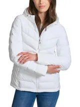 Campera ligera acolchada de la marca Tommy Hilfiger, con diseño de costuras en V, cierre frontal de cremallera, capucha integrada y bolsillos laterales con cierre.