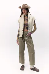 Top de microtul con cuello alto y cierre en la espalda. Cuenta con frunces en el pecho y enganche para el pulgar.