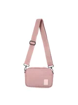 Bandolera de diseño rectangular con acabado capitoneado, confeccionada en lona color rosado. Cuenta con una correa ajustable y extraíble con el logo de la marca grabado, cierre superior y un parche decorativo con el logo en el frente.