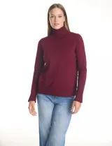 Polera de tejido fino, color rosado, con cuello alto, manga larga y detalle de tajo en los puños.