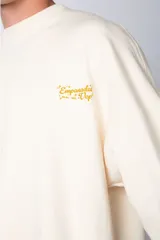 Buzo negro de corte oversize con cuello redondo y mangas largas. Presenta un pequeño logo estampado en el pecho y un diseño de empanadas y textos en la manga.