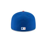 Gorra New Era 59Fifty cerrada, color azul con logo de los New York Mets bordado en naranja en el frente y botón superior naranja.