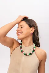 Collar corto con cuentas de cerámica, madera y acrílico en tonos de verde, verde menta y fucsia.