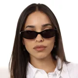 Lentes de sol con armazón ovalado de estilo retro, color negro y cristales oscuros polarizados con protección UV400.