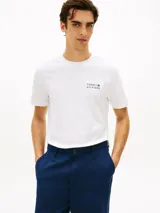 Remera Tommy Hilfiger de corte regular y color blanco, con cuello redondo, mangas cortas y logo bordado pequeño en el pecho.
