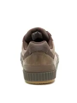 Championes Cat modelo Axiom, de estilo urbano en color marrón con acabado desgastado. Presentan diseño de cordones, suela de goma texturizada y logo de la marca en el lateral y la lengüeta.