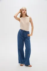 Pantalón de jean azul de corte recto, tiro medio, con cintura elástica con cordón de ajuste y bolsillos laterales.