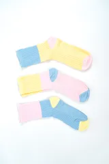 Pack de tres pares de medias tipo crew con diseño en bloques de colores pastel, combinando celeste, amarillo y rosado.