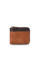 Billetera de hombre color negro con cierre perimetral, confeccionada en material símil cuero. Cuenta con tarjetero interior, compartimento para billetes y bolsillo para monedas con cierre.