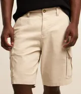 Bermuda cargo para hombre en sarga gris oscuro, con bolsillos laterales con solapa y cierre de botón y cremallera.