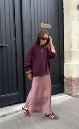 Pollera midi de seda color rosa, con cintura elástica.