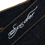 Short de jean negro con tachas plateadas, corte recto y tiro medio.