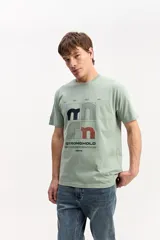 Remera blanca de manga corta y cuello redondo, confeccionada en algodón, con estampa frontal geométrica y tipográfica multicolor.