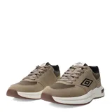 Championes urbanos Umbro modelo Kixs, color beige con detalles en marrón oscuro y negro. Presentan el logo de la marca en el lateral, suela de plataforma blanca y cordones jaspeados.