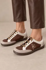 Championes de cuero vacuno en combinación de tonos marrón, tostado y crudo, con suela de goma y cordones estilo trekking. Presentan detalles de paneles en gamuza y el logo bordado en el lateral.