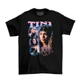 Remera negra de algodón con estampado fotográfico de la artista Tini en el frente, incluyendo el nombre de la cantante y el logo TTT en colores neón.