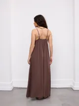 Vestido largo blanco de corte holgado, con escote en V y tirantes finos.