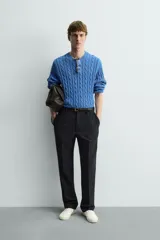 Jersey de punto de algodón, color azul, con cuello redondo y manga larga. Presenta un tejido con estructura de trenzas verticales a lo largo de todo el cuerpo y mangas.