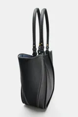 Cartera tipo shopper midi de cuero sintético negro, con costuras pespunteadas en contraste y doble asa de hombro.