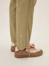 Championes urbanos de cuero en tonos tostado y marrón claro, con detalles en rojo, cordones bicolor, suela de goma y el número 1986 bordado en el talón.