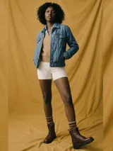 Borcego de cuero vacuno color negro, con diseño acordonado, suela de goma dentada y cierre lateral interno.