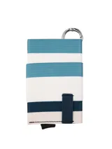 Tarjetero compacto marca Terrano con tecnología de protección RFID, diseño de franjas horizontales en tonos celestes, blanco y azul marino, e incluye un aro metálico superior.