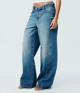 Pantalón wide leg de jean para mujer, con tiro medio, cintura doblada, costura lateral desplazada y bolsillos delanteros y traseros. Confeccionado en algodón certificado.