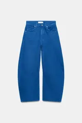 Jeans de tiro medio y silueta balloon en color azul, con diseño de cinco bolsillos, trabillas para cinto y cierre frontal con cremallera y botón metálico.