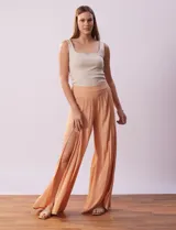 Pantalón Sound Style color naranja de gasa bambula con pretina ancha elastizada en la espalda y tajos en el frente.