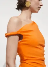 Vestido corto de diseño asimétrico en color naranja vibrante. Presenta un escote de un solo hombro con detalle de tirante ancho fruncido y diseño recto con frunces laterales. Incluye cierre de cremallera invisible en el lateral y forro interior.
